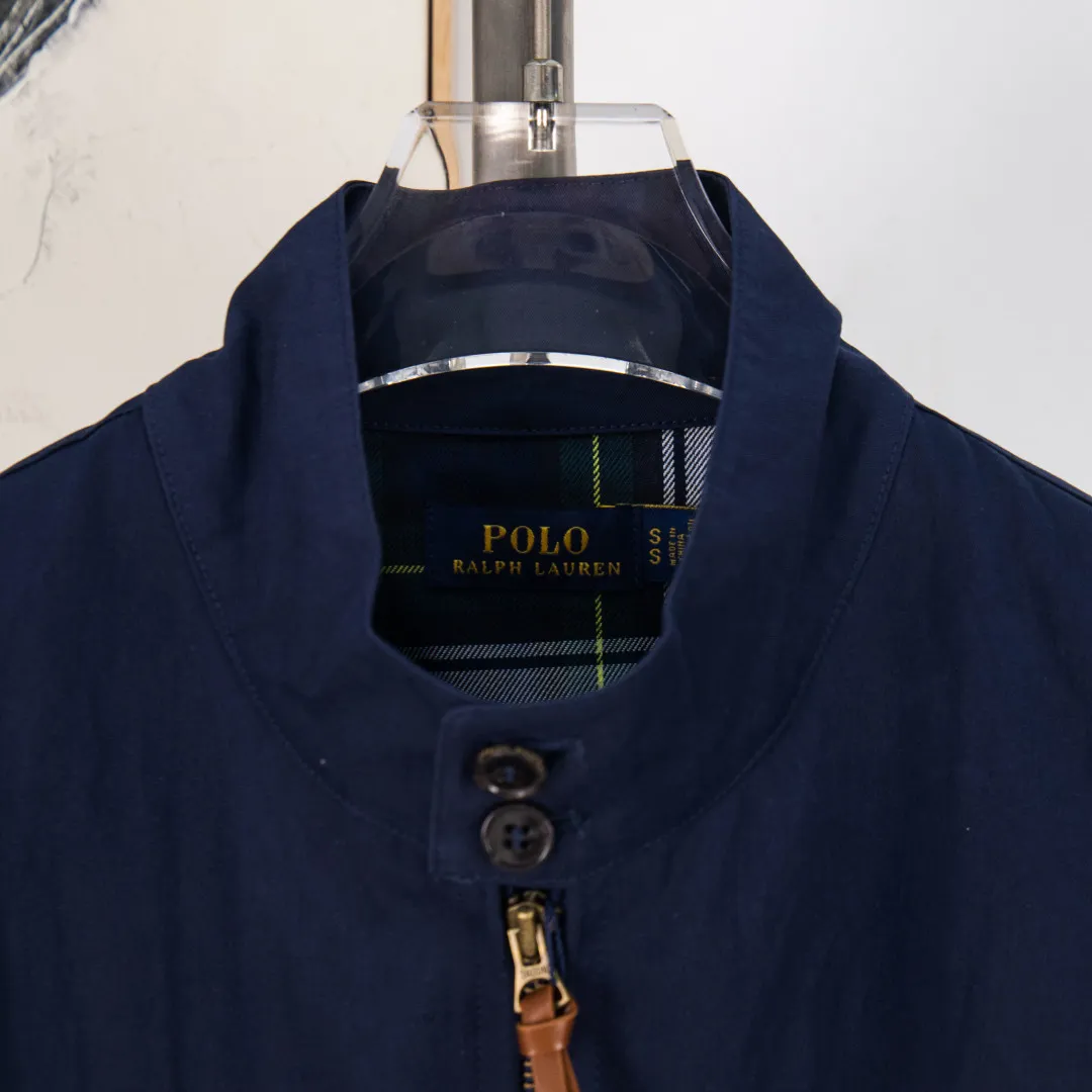 P400 💰zp version [exclusive supply] - Ralph Lauren/Ralph Lauren all-season classic retro old money style unisex Harrington stand-up collar flight jacket - the same as the original 40*21-1/2 bias precision washed cotton face green and white plaid lining ✅ - custom-woven double-layer rabbit velvet needle thread non-market wrong version mercerized cotton ✅ - customized brand zipper dark and light two-color buttons genuine leather zipper piece ✅ - Recommended by many fashion bloggers. Simple line design and wide and neat tailoring. Simple matching can make you look fashionable. It can be easily handled whether it is outdoor outings or business commuting. I love the unisex style that can be worn by both men and women. Retro will never go out of style. Color: Khaki Navy Size: S M L XL Number: WW10734